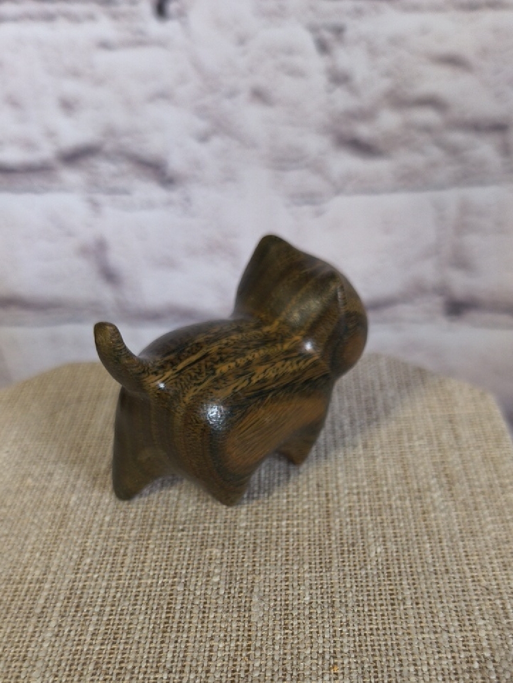Wooden hand carved cat statue figurine kitty, tail up prancing - Picture 4 of 13